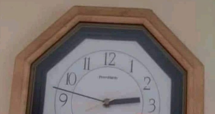 Kupili su sat u kineskom dućanu, a tek kad su ga objesili primijetili su da nešto nije kako treba