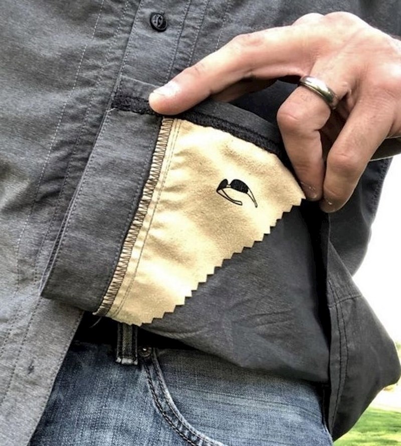 17. Brisač naočala ušiven u košulju.