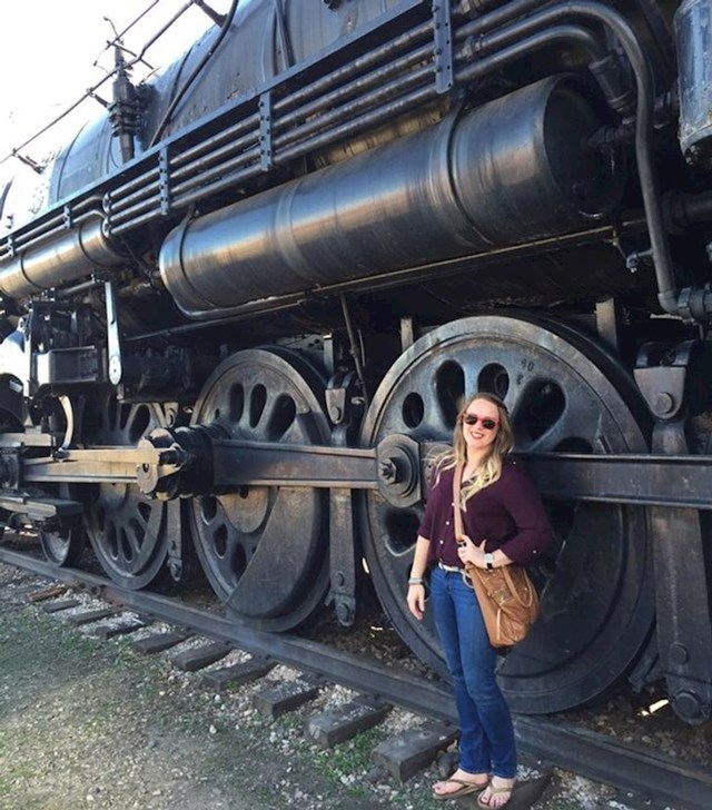 Djevojka prosječne visine i stara lokomotiva.