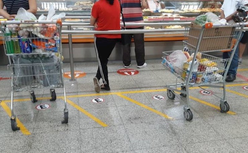 12. Neki supermarketi imaju parkirališta za kolica na odjelu za prodaju kruha, da ih možete ostaviti dok čekate u redu