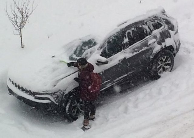 2. "Uhvatio sam svoju ženu kako čisti snijeg i led s mojeg auta i to nakon što je 12 sati radila u bolnici. To je ljubav!🥰"