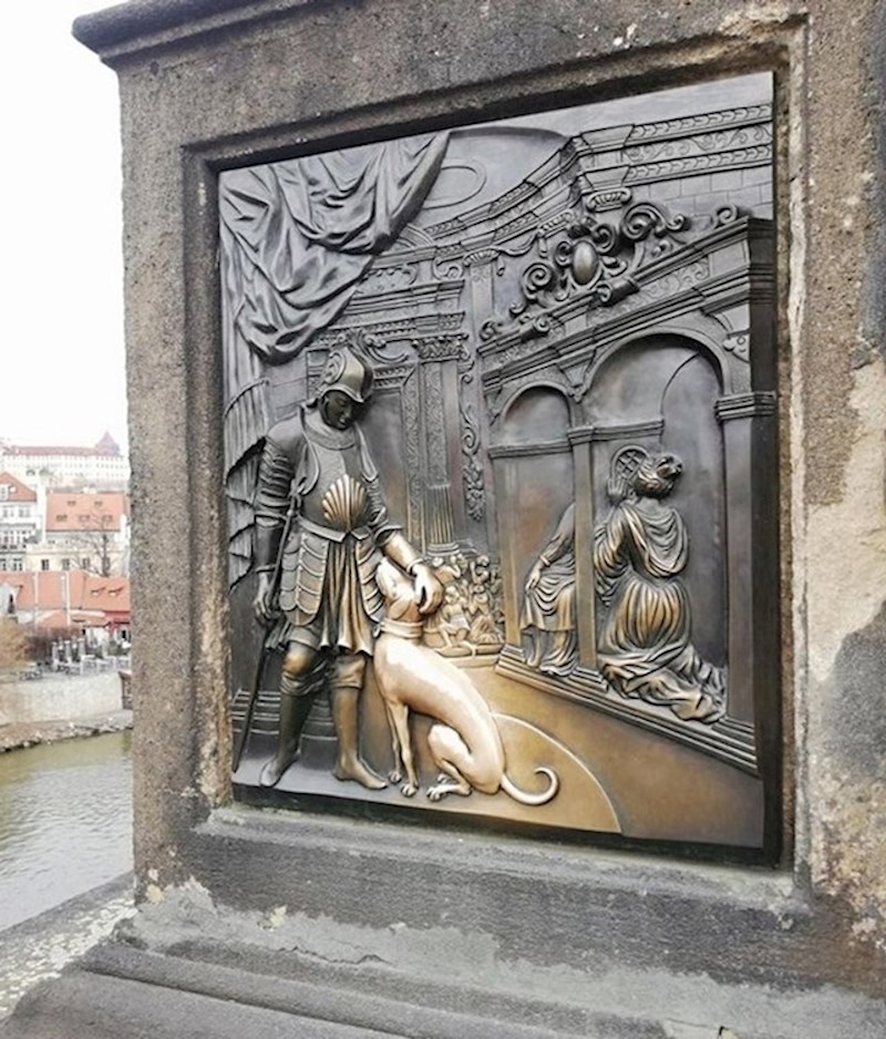 1. Reljef u Pragu. Ljudi su godinama dirali ovog psa.