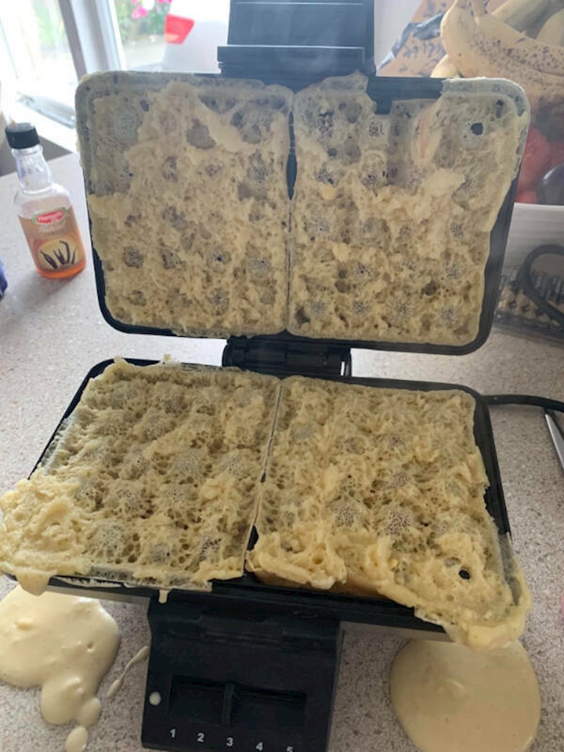 13. Htjela je pripremiti waffle suprugu za rođendanski doručak, ali plan je neslavno propao