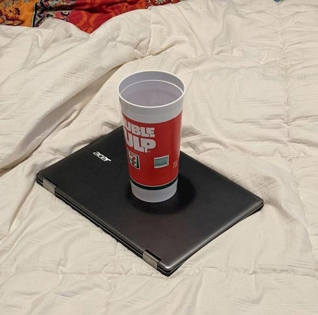 1. Moja cura ostavila je čašu vode na laptopu. Često joj tako zna poslužiti kao tacna...