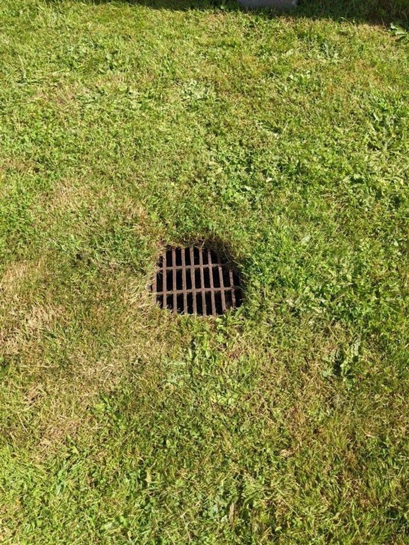 9. Moji komunalni troškovi su se povećali jer su mi odlučili postaviti kanalizacijski otvor nasred dvorišta..."