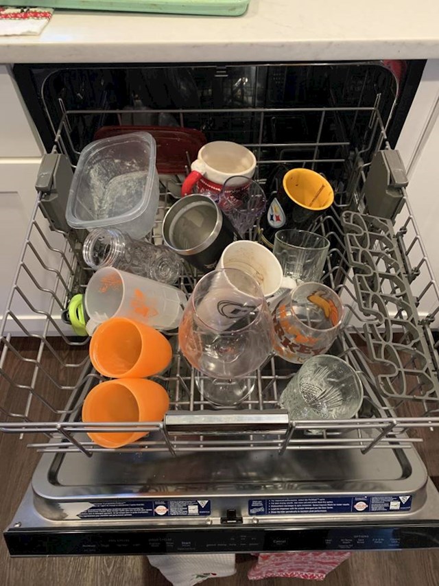 16. "Evo kako moja žena slađe suđe u perilicu."