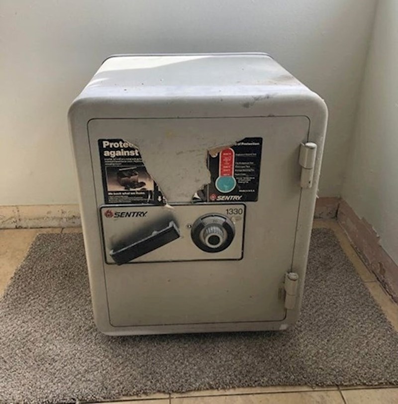 3. Bivša vlasnica ostavila nam je svoj stari sef, rekla je da joj ne treba. Jedva ga čekamo otvoriti!!