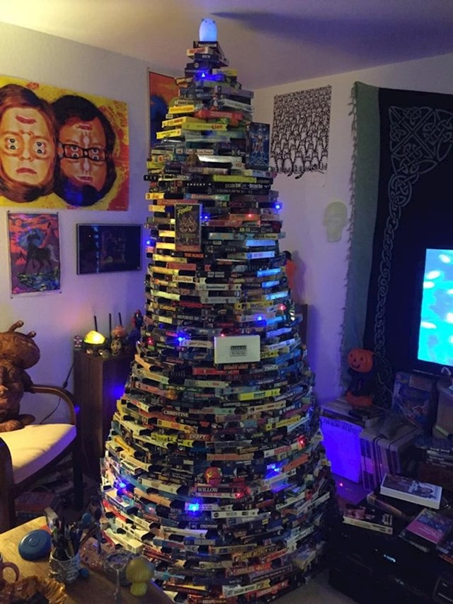 2. Netko je napravio božićno drvce od starih VHS kaseta