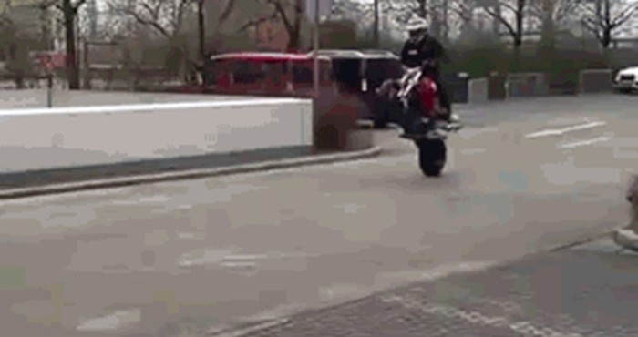 Motorist je krenuo u izvedbu trika, ali nije baš sve pošlo po planu