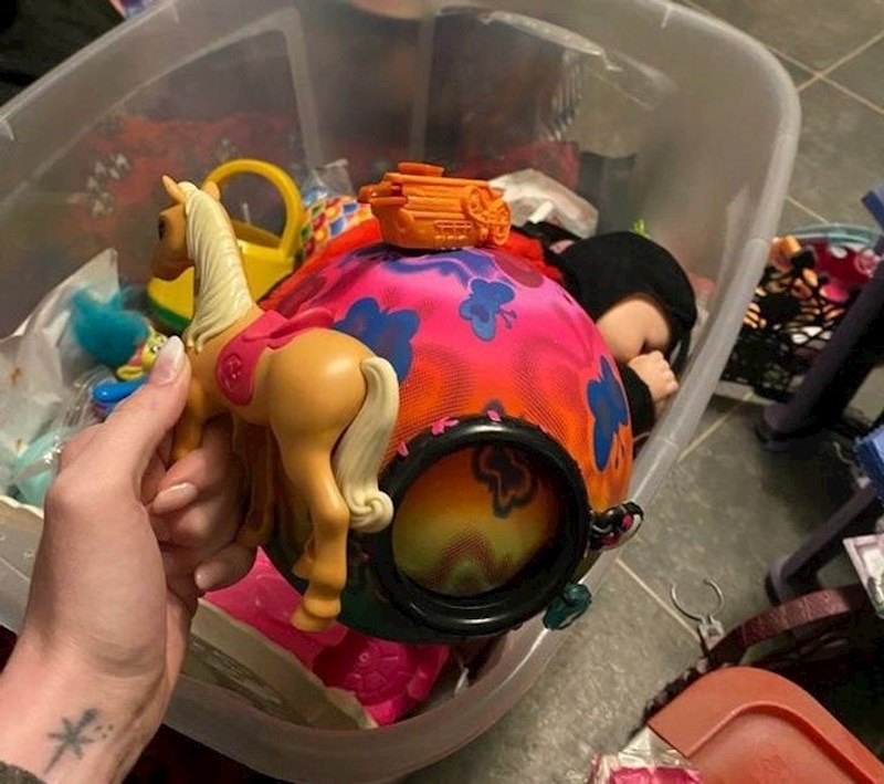 9. Spremala je sobu svoje kćeri i našla loptu na koju lijepi igračke