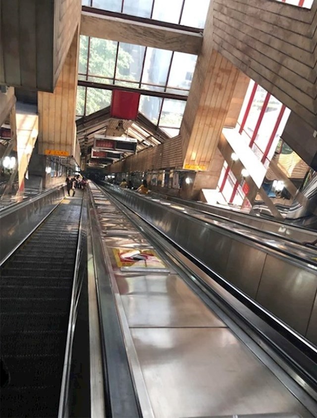 6. Neke stanice podzemne željeznice su poprilično duboke. U ovoj se pokretnim stepenicama "vozite" 2 i pol minute do platforme.