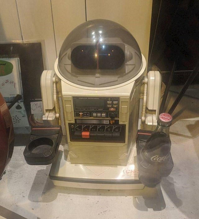 17. Robot koji poslužuje piće iz 1980-ih, dokaz da je Japan još u prošlosti bio bliže budućnosti nego mi danas