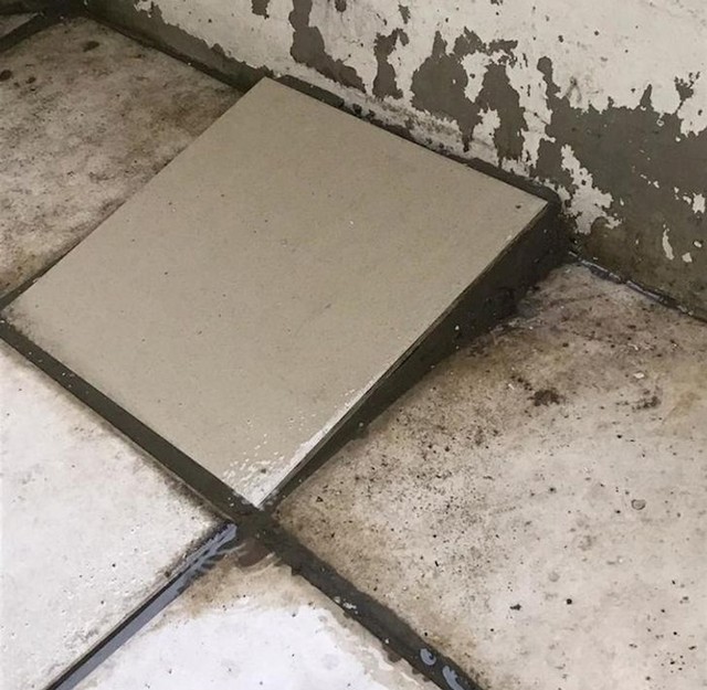 Ovako su majstori "popravili" potrganu pločicu.