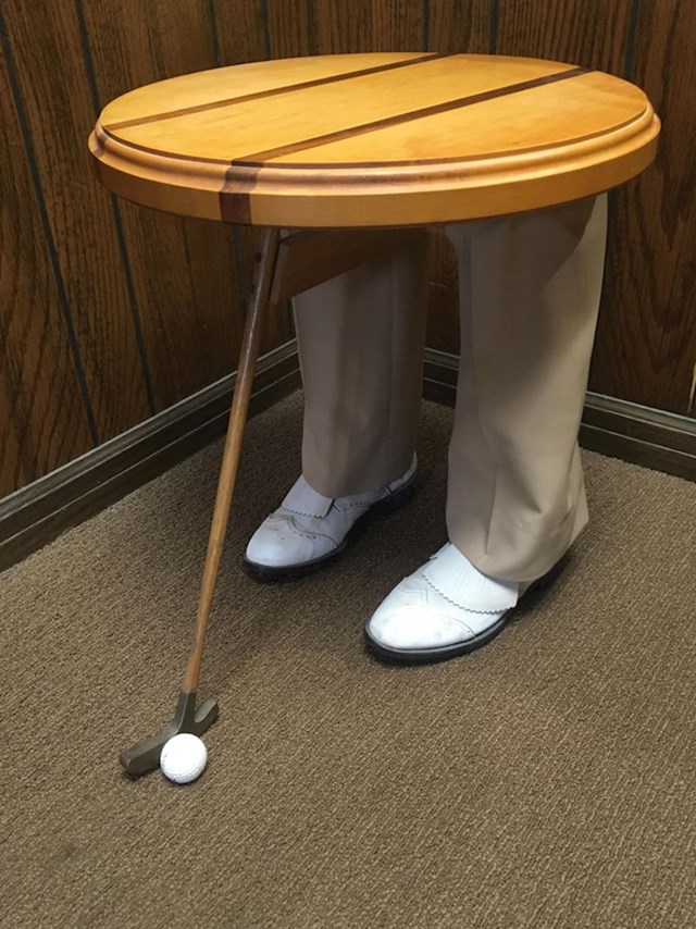 18. "Stol koji je moj šef donijeo u svoj ured."