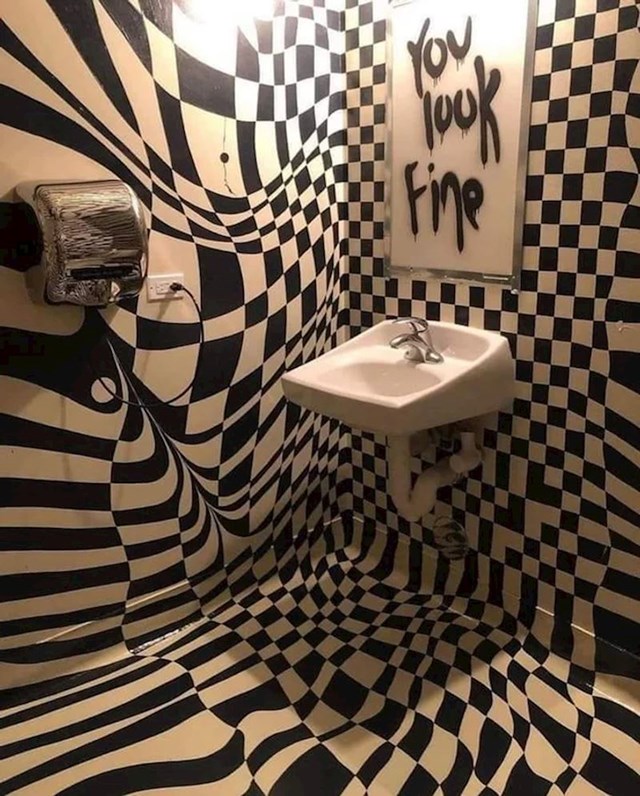 17. Ovaj wc je baš fora, ali ipak je ogledalo najbolji detalj