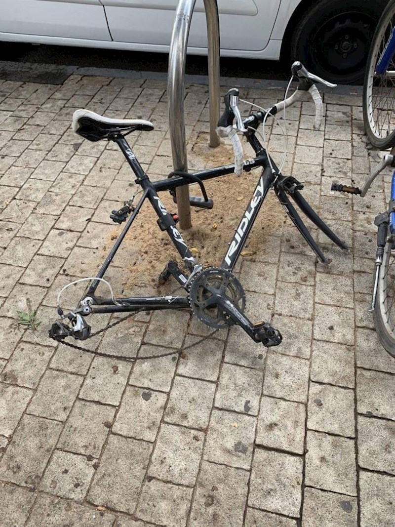 15. Kad se vratio po bicikl, samo je ovo ostalo od njega