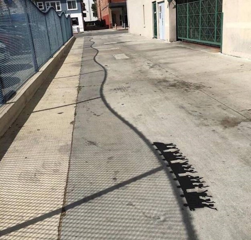 2. Uvijek sam se pitao zašto ja nasred ulice ova ilustracija. Napokon sam prošao tuda u pravo doba dana i otkrio tajnu.