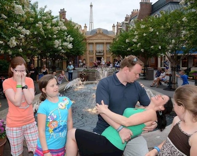 10. Baš su uživali u Disneylandu. Isto se ne može reći i za njihovu djecu.