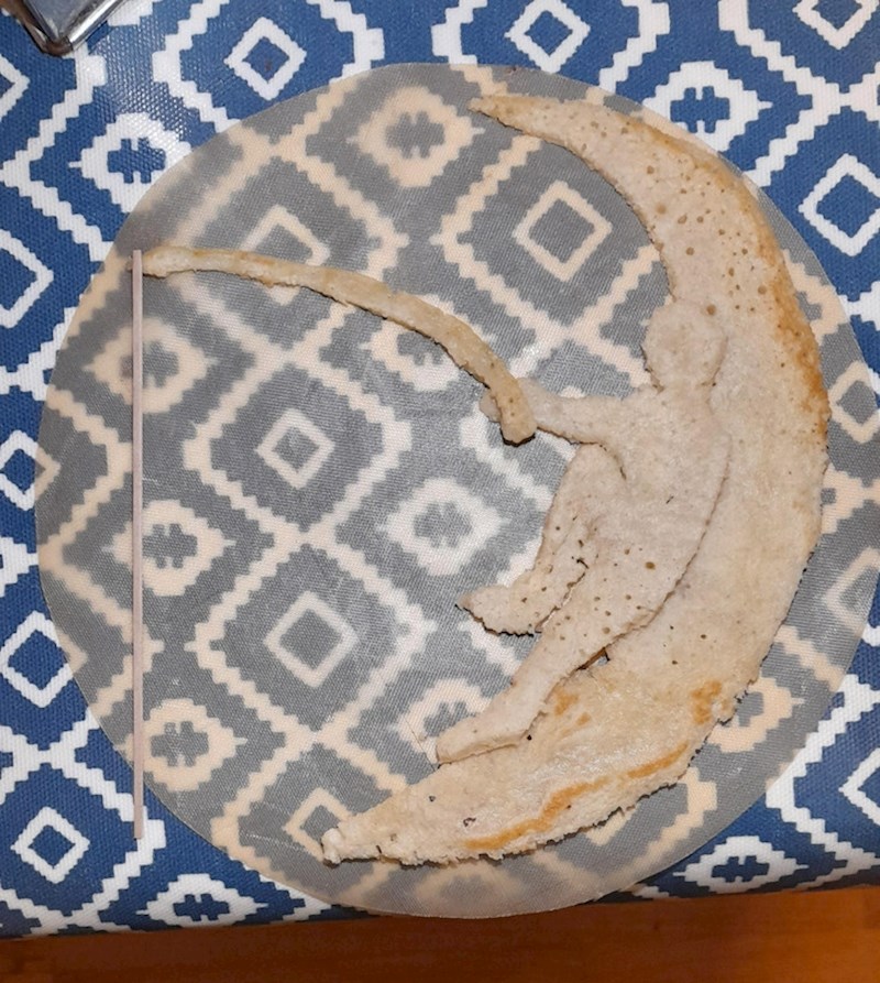 9. Napravio je DreamWorksov logo od ostataka palačinke