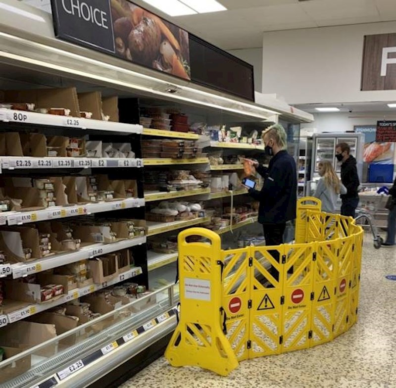 1. Ljudi u Velikoj Britaniji znaju toliko nasrnuti na snižene quicheve, da osoblje dućana mora postaviti barikade dok ne završe sa slaganjem proizvoda