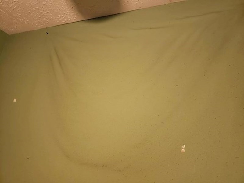 8. Mjesto na zidu na kojem je bila zastava prekriveno je prašinom, što stvara optičku iluziju zbog koje zid izgleda kao neki materijal