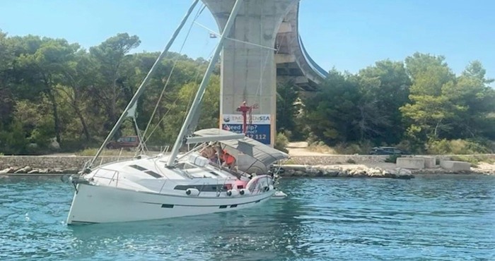 Turisti iz Češke pokušali su jedrilicom proći ispod mosta Ždrelac, naravno da nije dobro završilo