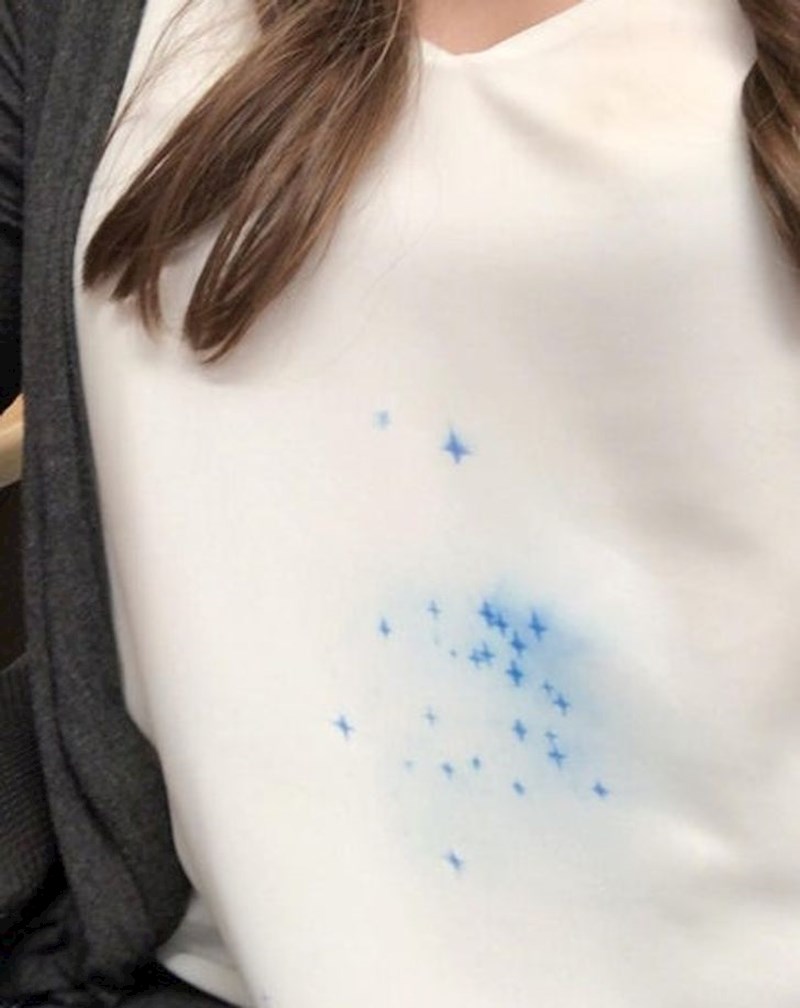 15. Prolila joj se tinta po majici i formirala oblik slatkih zvjezdica. Sigurno neće pokušati skidati ove slatke mrljice.😁