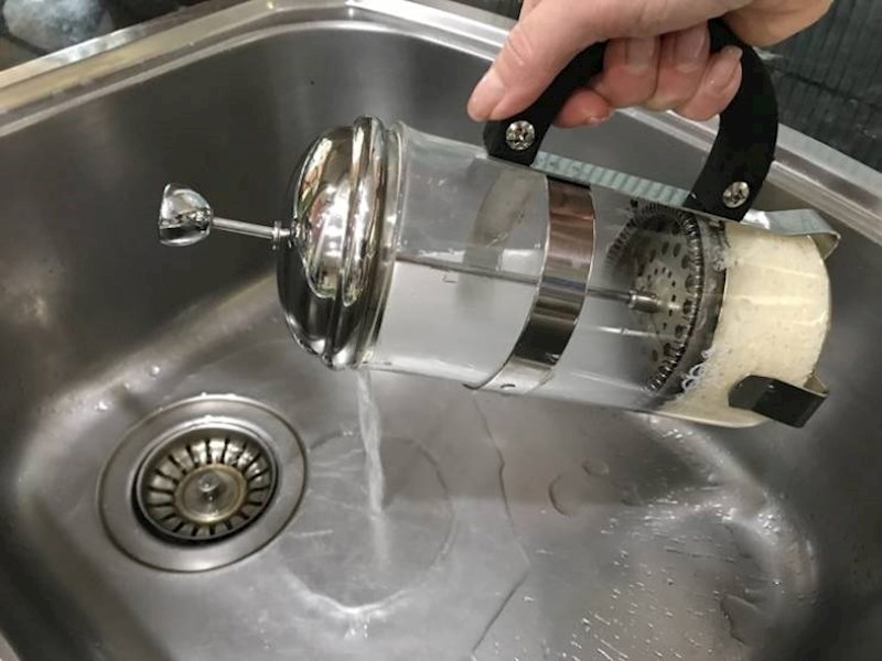 1. Upotrijebite prešu za kavu kako biste isprali rižu bez da vam ispadne posvuda