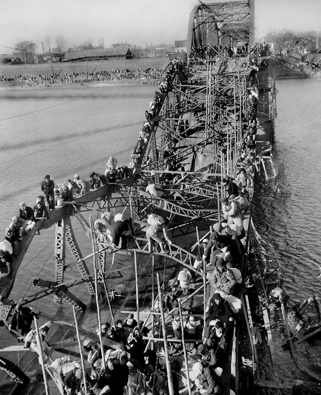 5. 1951. Izbjeglice prelaze preko oštećenog mosta u Koreji