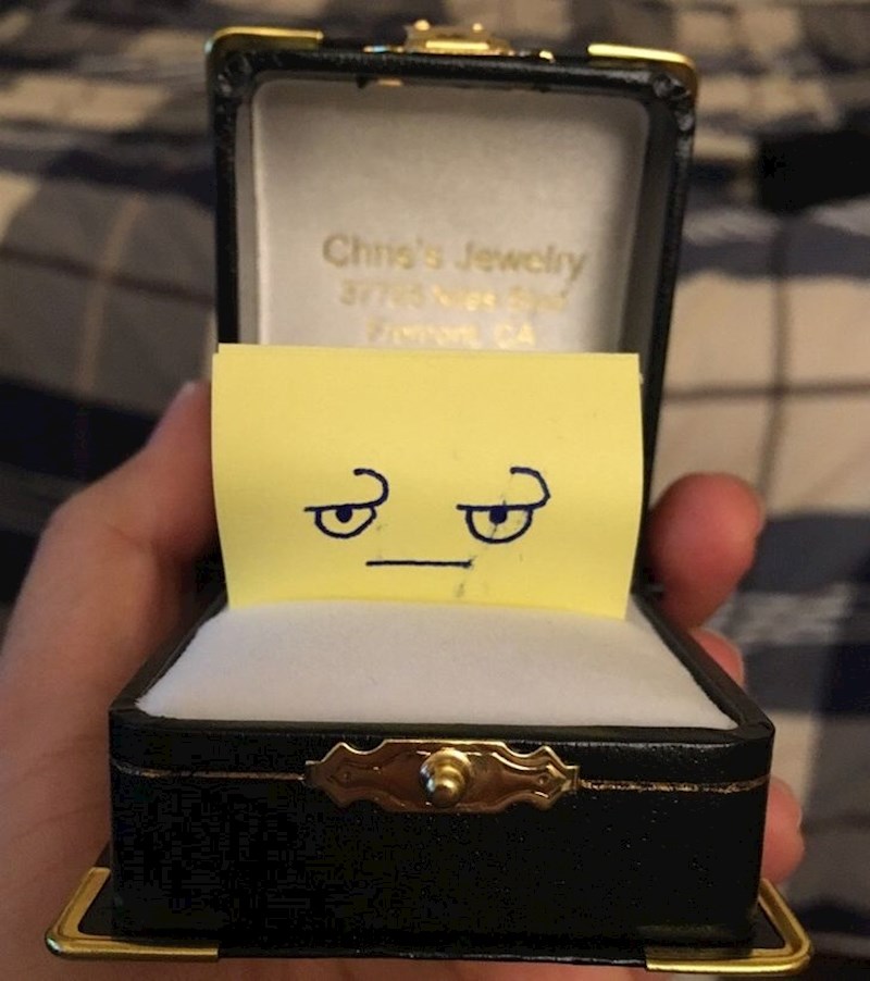 7. Stalno ispitujem dečka kad će me zaprositi. Počeo mi je ostavljati ovakve kutijice po stanu.