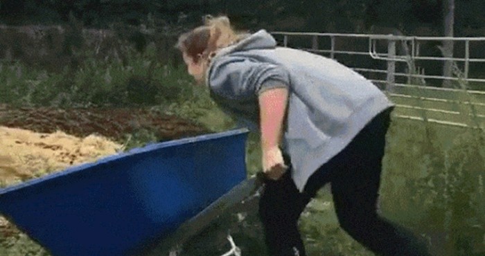 Pokušala je pomoći u iskrcavanju zemlje, a sada joj se smije cijeli internet