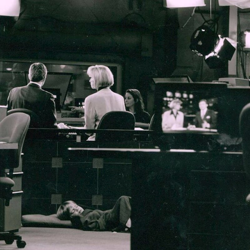 7. Ja spavam na podu, dok mama vodi vijesti