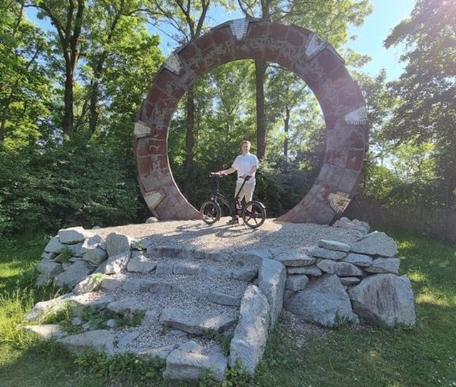 11. Pronašao je nekakav portal tijekom vožnje šumom