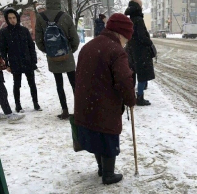 17. Ova preslatka bakica crta srce u snijegu dok čeka autobus🥰