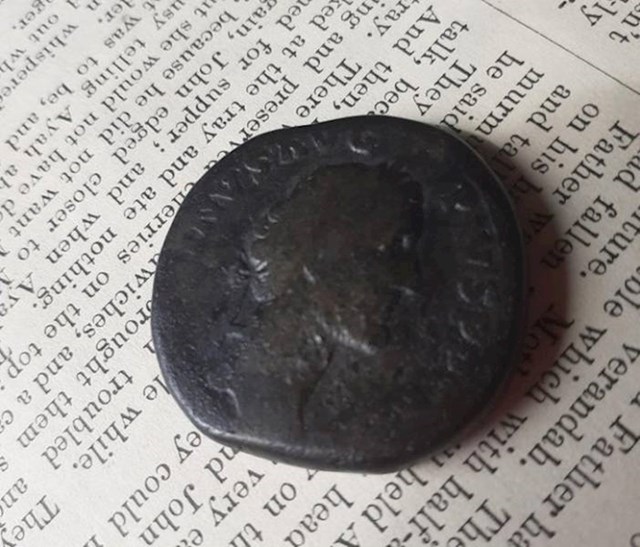 2000 godina star novčić iz drevnog Rima.