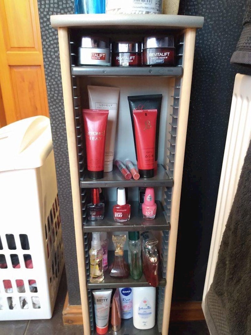 "Moji roditelji koriste stari stalak za CD-ove umjesto ormarića u kupaoni."