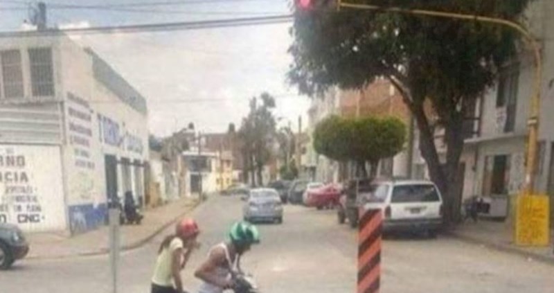 Htio je provozati curu na motoru, ali nije računao da će upasti u probleme