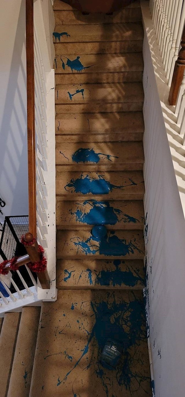 3. Ono kad proliješ boju za zid po stepenicama, pa sad moraš neplanirano renovirati i njih