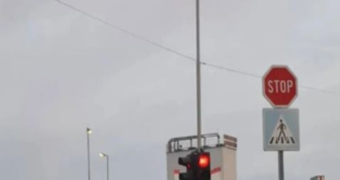 Netko je u Vranju snimio pokvareni semafor koji je zbunio vozače, ovo će vas ostaviti bez teksta