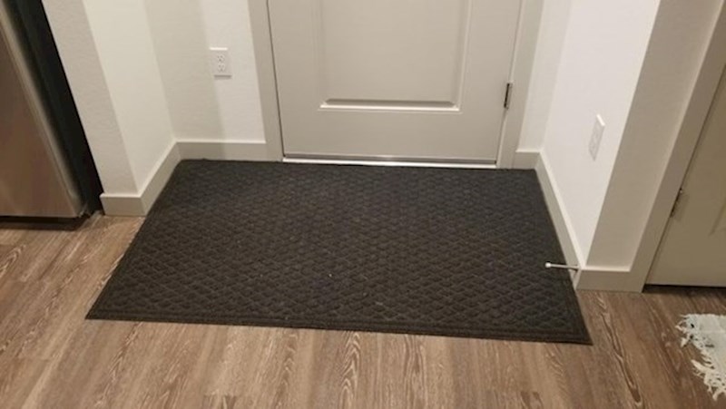 Tepih savršeno pristaje na ulaz.