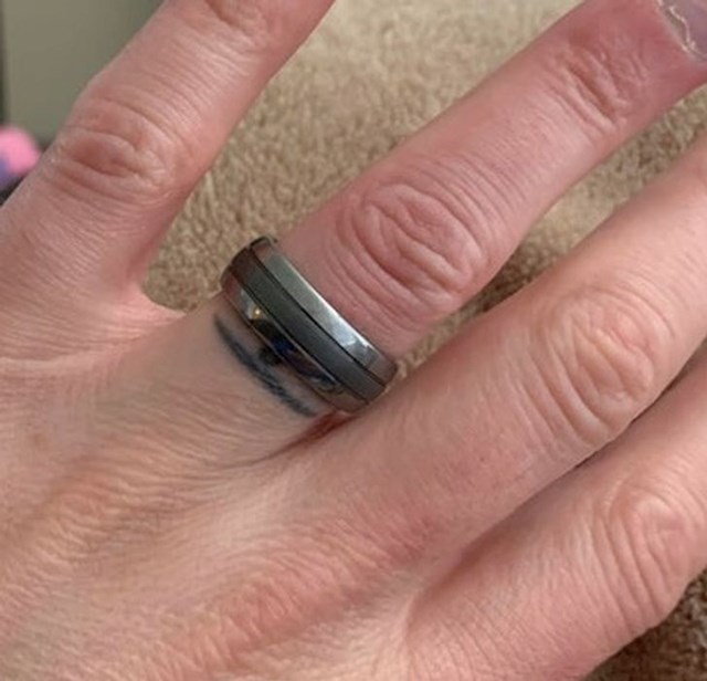 1. Prije nekoliko godina izgubio sam vjenčani prsten. Supruga se jako naljutila, pa sam, kako bi ju oraspoložio, tetovirao prsten. Danas je pronašla izgubljeni prsten u svojoj staroj torbici..🙄