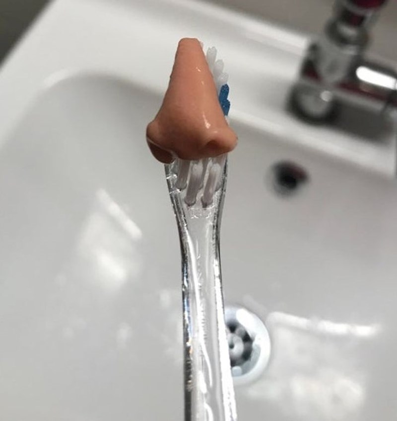 2. "Istisnuo sam pastu za zube i iz nje je ispao - nos!😳"