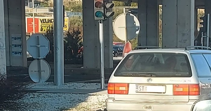 Suludi prizor snimljen na semaforu u Splitu, nećete vjerovati što vozač vuče za sobom