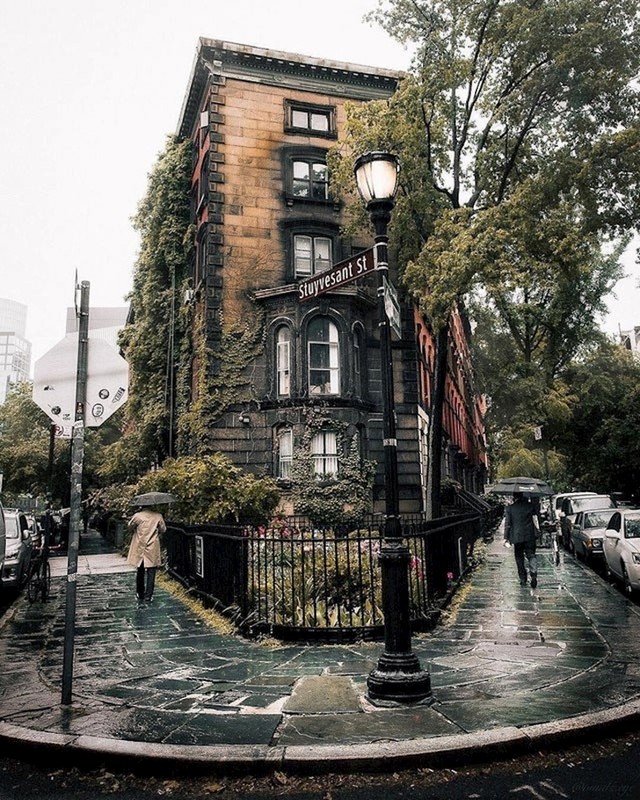 9. Najstarija ulica u New Yorku izgleda kao set za film o magiji.