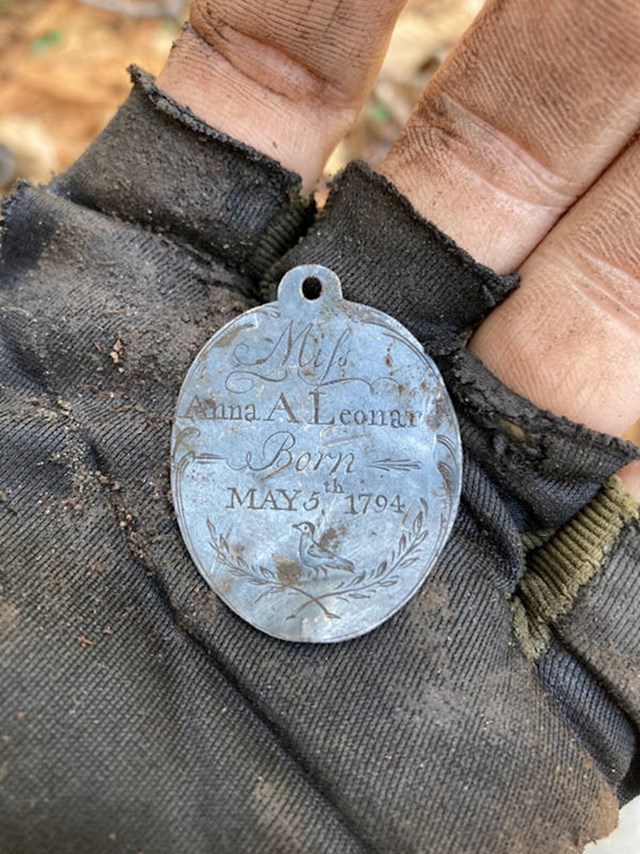 11. "Pronašao sam nečiji medaljon iz 1794."