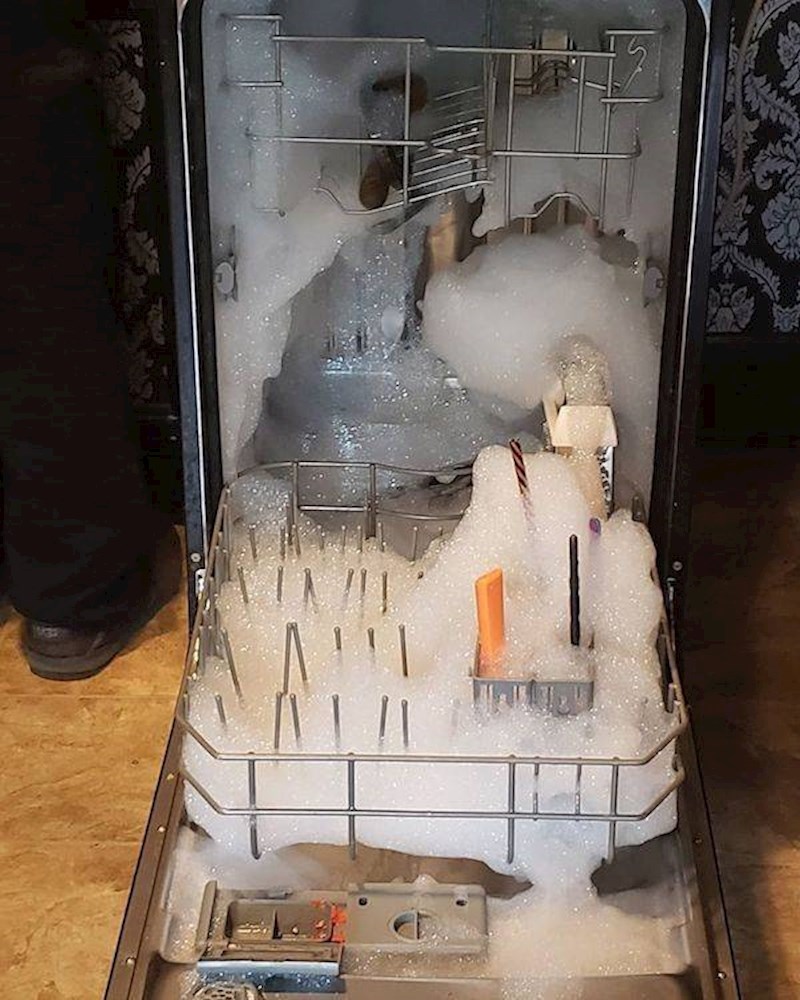 8. Odlučio je uključiti perilicu suđa