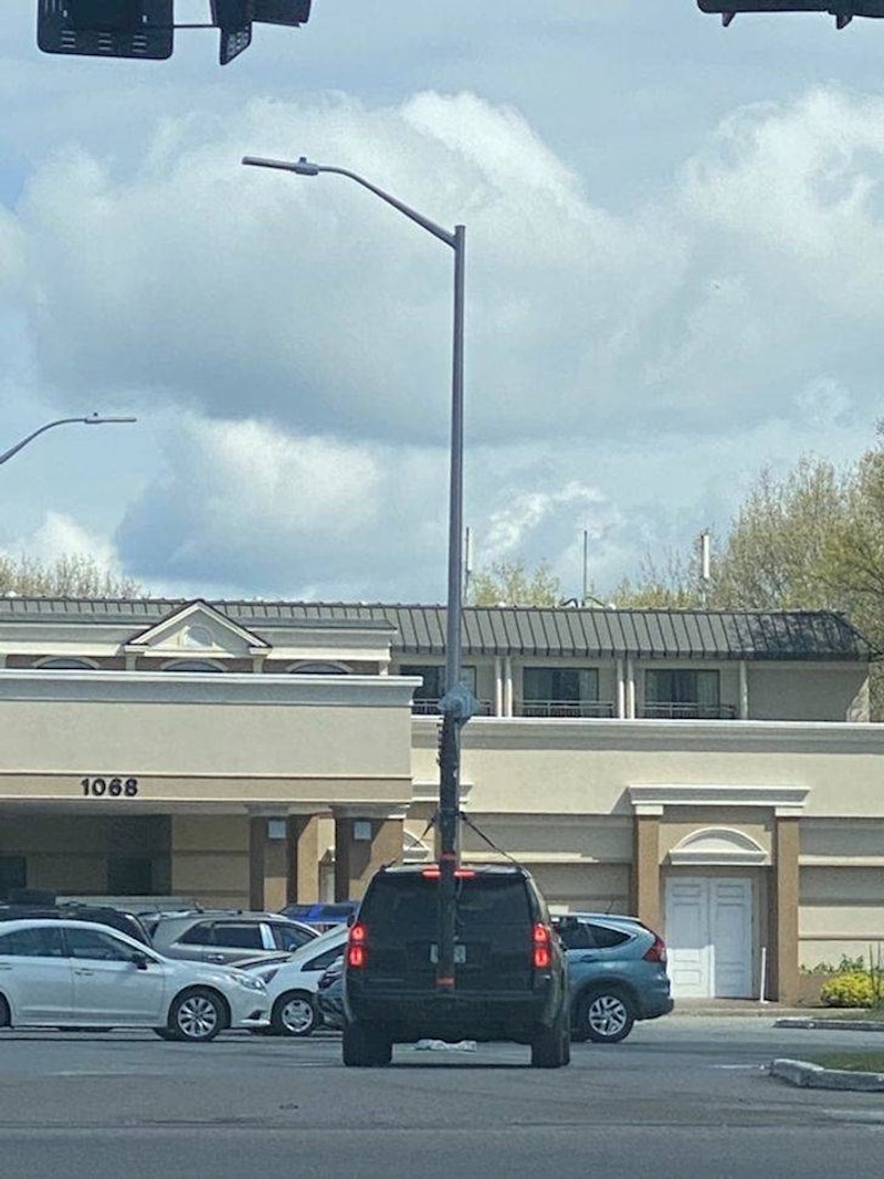 6. Djeluje kao da automobil prevozi rasvjetni stup