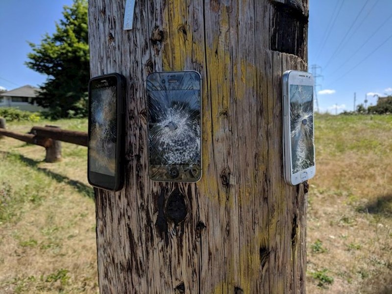 15. Što su li ovi jadni mobiteli ikome skrivili?!