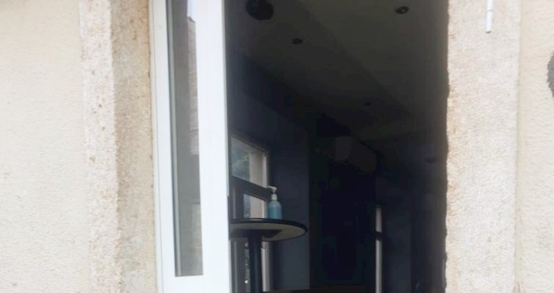 Simpatična scena iz Dalmacije oduševila je ekipu s Fejsa, pogledajte tko dočekuje goste u lokalu