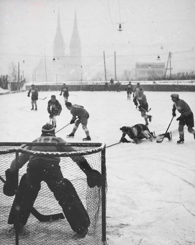 1. Mladići igraju hokej na Šalati, 1950.